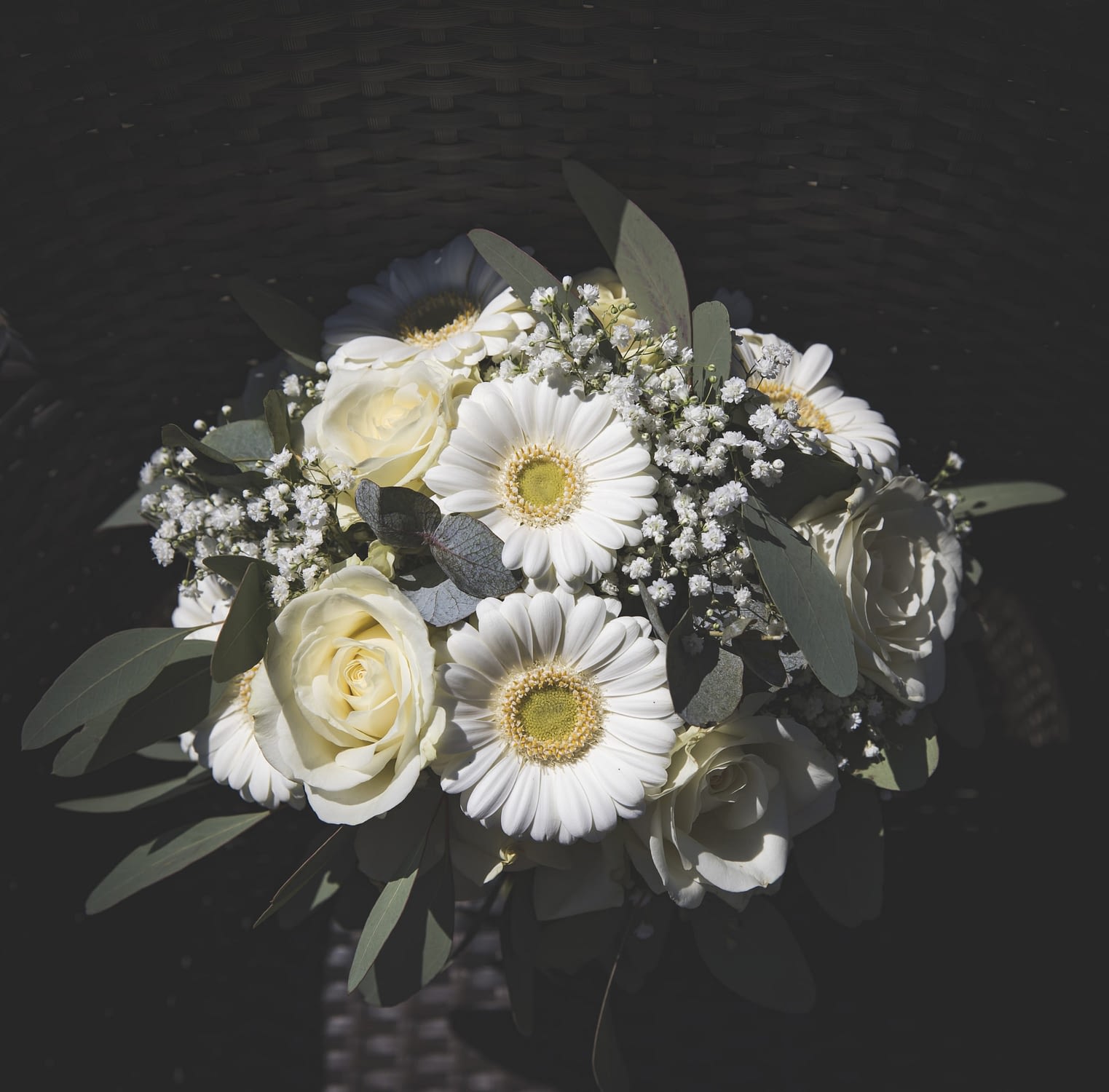 bridal bouquet of roses and daisies